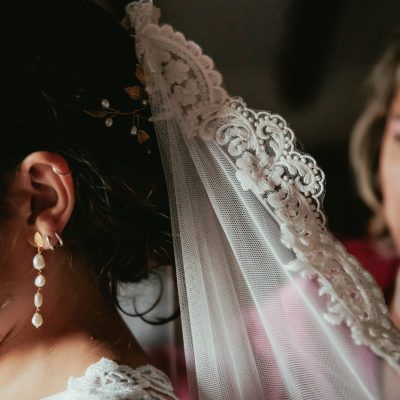 a-tu-aire-studio-fotos-y-videos-de-boda-detalle-velo-de-vestido